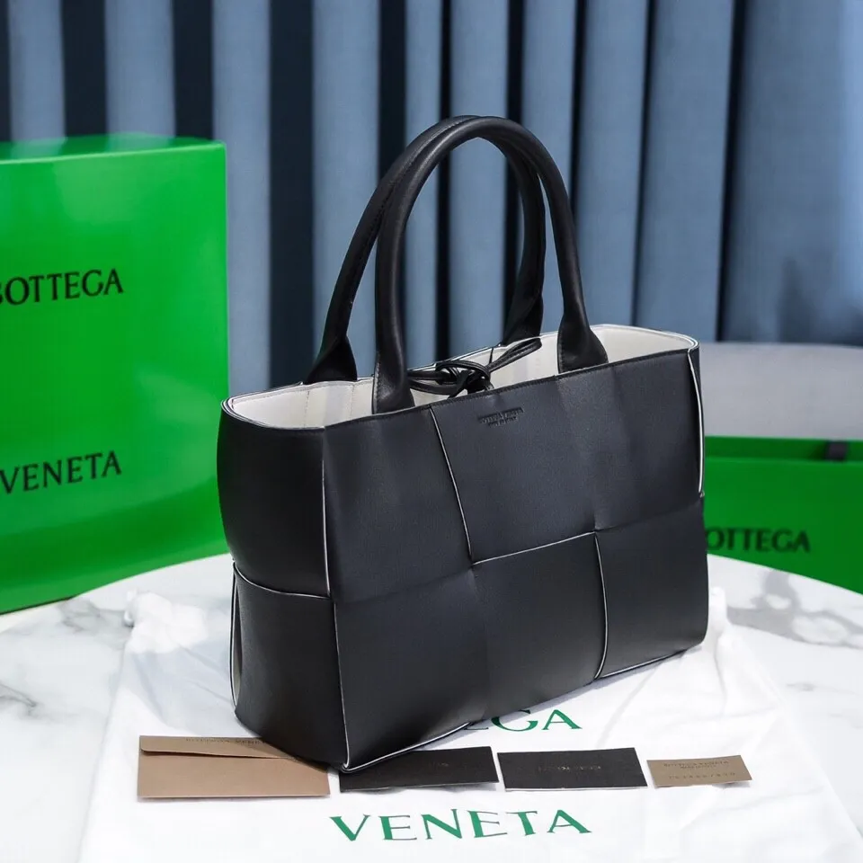 Batch 1860 BottegaVeneta# 🧷Early autumn calfskin SLIP tote handbag, the oversized woven design really makes it a huge gap from ordinary tote bags🔗🔗Different color combinations for the inner and outer layers ⛓Daniel Lee leads the brand gene to continue to evolve with fresh inspiration🧬🧬 Showing the balance between luxury and reality👉Sheepskin Size 36*24*12【9892#】